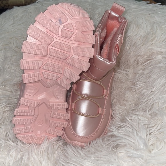BRAND NEW Baby Pink Boots - Picture 3 of 3